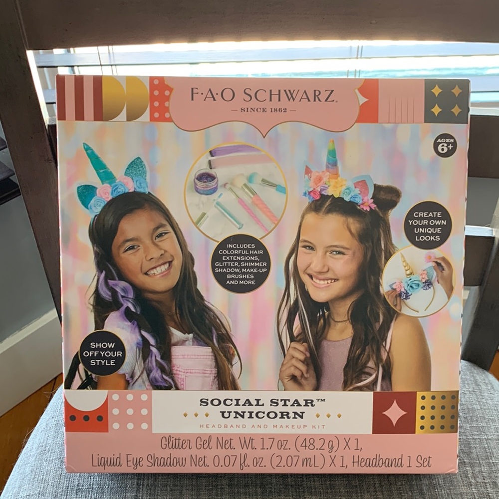 FAO Schwarz Social Star Unicorn Headband and Makeup Kit